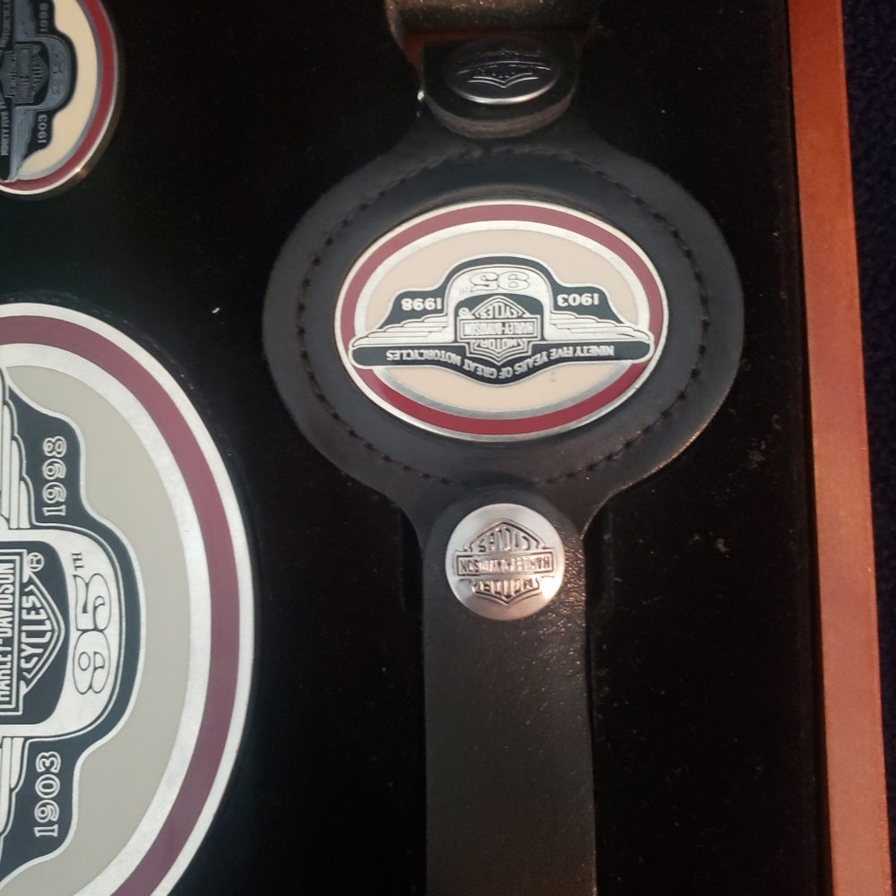 Harley-Davidson 95th Anniversary Buckle, Key Fob, & Pin Set #213 Of 5,000 NIB - Picture 4 of 8
